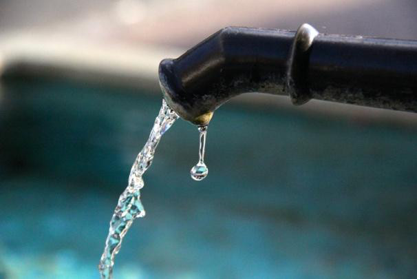 Wasser, das aus einer Quelle fliesst
